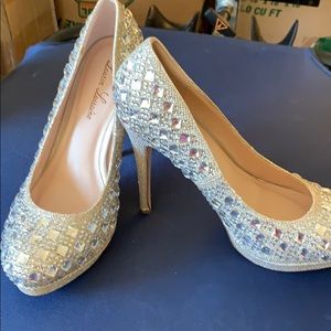 Vintage crystal round toe auth Lauren Lorraine